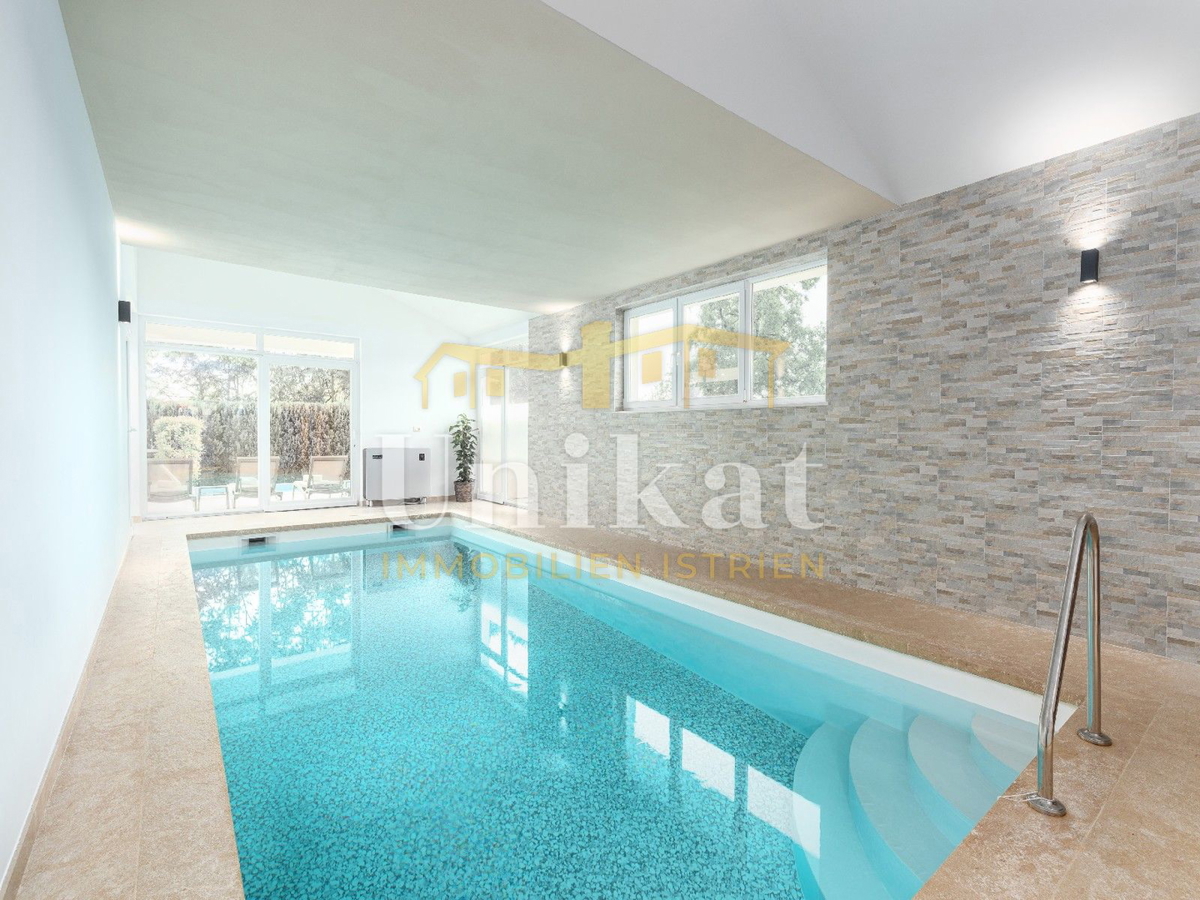 Villa moderna con piscina interna ed esterna